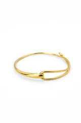 Pulsera básica y versátil de acero quirúrgico recubierto en oro, con diseño minimalista y cierre ajustable.