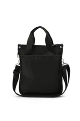 Bolso tipo tote bag negro, con bolsillo frontal exterior y dos asas de mano. Incluye correa ajustable y desmontable para llevar al hombro o cruzado.