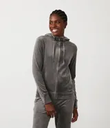 Campera deportiva gris de felpa gruesa, con cremallera frontal, capucha y bolsillos incorporados.