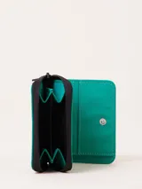 Billetera fucsia con cierre de cremallera y parche de goma negro con logo.