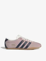 Zapatillas Adidas Tokyo color rosa con las tres tiras laterales en azul marino.