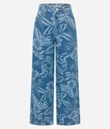 Pantalón femenino de jeans, modelo wide leg, color celeste desgastado con estampado floral en tono más claro. Presenta trabillas en la cintura, cierre tradicional y pespuntes contrastantes.