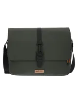 Maletín unisex RKF Statham Bag color verde militar, resistente al agua, fabricado con poliéster reciclado y forro interior sustentable. Cuenta con compartimento principal con cierre cremallera a prueba de agua, compartimento interior para laptop de 16´, bolsillo trasero con cierre cremallera a prueba de agua, correa ajustable y removible, llavero mosquetón y bolsa de género para regalo.