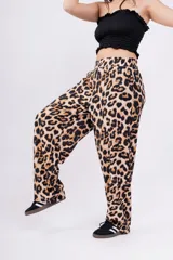 Pantalón de tela liviana con estampado animal print de leopardo en tonos beige y negro, con cintura elástica.