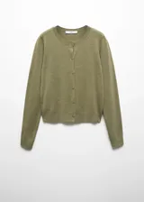 Cárdigan color crema de tejido de punto fino, corte recto, cuello redondo, manga larga, cierre frontal con botones y terminaciones en canalé.