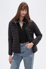Campera acolchada negra, de manga larga y cuello alto, con cierre frontal.