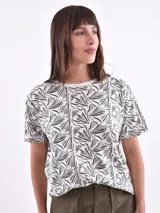 Remera blanca con estampado de ojos y pestañas en negro.