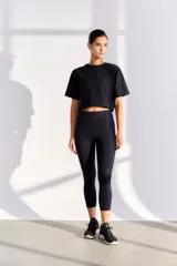 Remera deportiva corta de color negro, con cuello redondo y mangas cortas. Ideal para actividades físicas.