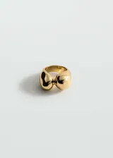 Anillo dorado con diseño rígido y metálico.