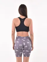 Calza corta gris con estampado de leopardos blancos.