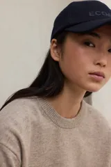 Suéter de punto liso, color gris oscuro, con cuello redondo y calce holgado.