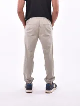 Pantalón jogger gris oscuro con cintura elástica ajustable con cordón y puños elásticos en los tobillos.