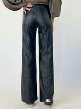 Pantalón de corte oxford de tela metalizada color cobre y elastizada.
