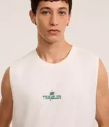 Musculosa de algodón color blanco crudo, corte comfort, con cuello redondo y un pequeño estampado central que dice "Traveler" con una palmera.