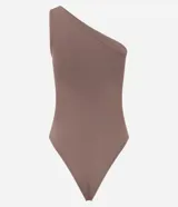 Body básico color durazno, con escote asimétrico y un solo hombro. Confeccionado en microfibra de poliamida y elastano.