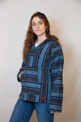 Buzo con capucha a rayas horizontales en tonos celeste y gris oscuro, con bolsillo tipo canguro.