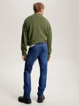 Pantalón de jean azul con corte recto, efecto arrugado en los muslos y desteñido en las rodillas.