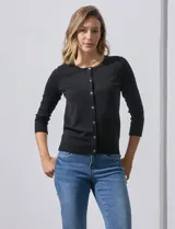 Cardigan negro tejido en hilado fino, con abertura central con botones y mangas tres cuartos.