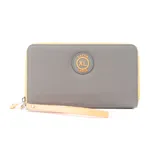 Billetera tipo fichero de color gris con detalles en amarillo, confeccionada en cuero sintético. Presenta un diseño con cierre perimetral, correa de mano desmontable y logo circular de la marca XL Extra Large en el frente. El interior cuenta con múltiples compartimientos para tarjetas y billetes, además de un bolsillo interno con cierre.
