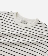 Remera regular de algodón con cuello redondo, manga corta y estampa de rayas horizontales en relieve.