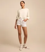 Short blanco de sarga de algodón con cintura alta, bolsillos delanteros y traseros.