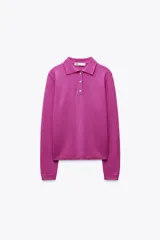 Jersey de lana color fucsia con cuello polo y tapeta con botones.
