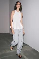Pantalón de jean de tiro medio con pierna ancha y corte tapered, confeccionado en tejido de algodón revestido color gris claro. Cuenta con bolsillos delanteros y traseros, trabillas en la cintura y cierre frontal con cremallera y botón.