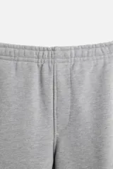 Pantalón jogger gris de corte recto, confeccionado en tejido de algodón compacto con interior en rizo. Cuenta con cintura elástica ajustable con cordón interior, bolsillos frontales y bolsillo de doble vivo en la espalda.
