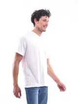 Remera negra de corte clásico con cuello en V y mangas cortas.