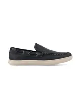 Mocasín de cuero color marrón con cordones decorativos y suela blanca.