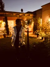 Chaqueta plateada de cuero ovino italiano, con cuello clásico, cierre frontal con cremallera y bolsillos laterales.