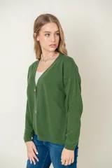 Cardigan celeste de lana con escote en V y botones marrones.