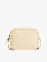 Bandolera Tommy Jeans color crema, con correa ajustable y logo de la marca en relieve.