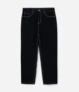Pantalón baggy negro de sarga de algodón, con cintura fija con trabillas, botón contrastante y cierre por cremallera oculto, bolsillos laterales y traseros. Modelo holgado de corte recto y ancho.