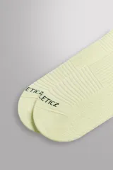 Calcetines deportivos color verde oliva con estructura compacta y elástica, terminación en ribete y una franja gris en la parte superior.