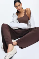 Pantalón marrón de corte holgado en punto suave, con piernas rectas y elástico revestido con cordón para ajustar en la cintura.