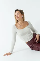 Top de manga larga color gris claro, con escote cuadrado y corte ajustado al cuerpo.