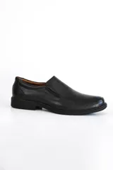 Zapato marrón de cuero liso, con puntera cuadrada y elásticos laterales.