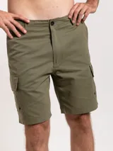 Bermuda cargo gris oscuro con bolsillos laterales con solapa y botón.