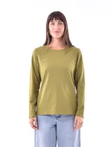 Remera color verde oliva de mangas largas con cuello redondo y detalle de botones dorados en el hombro.