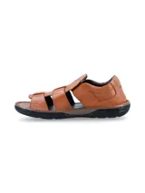 Sandalias de cuero color marrón con múltiples tiras entrecruzadas y ajuste con velcro. Suela de goma negra.
