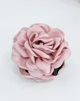 Broche para el pelo con forma de flor grande, color rosado, con múltiples capas de pétalos de tela.
