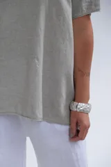 Remera color visón de corte holgado y mangas cortas, con escote en V.