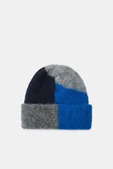 Gorro beanie de lana multicolor con diseño de bloques de color en gris, azul y azul marino.