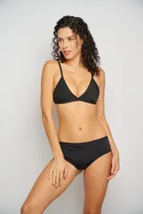 Conjunto de bikini azul con corpiño triangular con breteles regulables y copas desmontables, y bombacha clásica con argollas en los laterales.