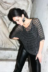 Remera de punto calada con lurex color gris.