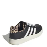 Championes Adidas Breaknet 2.0 negros con las tres tiras blancas y detalles en animal print en el talón y la lengüeta.
