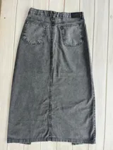 Pollera larga de jean gris con abertura frontal.