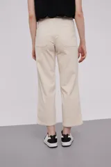 Pantalón de pana negro con corte mom y tiro alto, ideal para looks casuales.