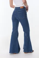 Pantalón de jean acampanado azul con diseño de paneles y costuras a la vista.